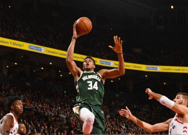  字母哥暴扣制霸禁区雄鹿击败热火巩固榜首